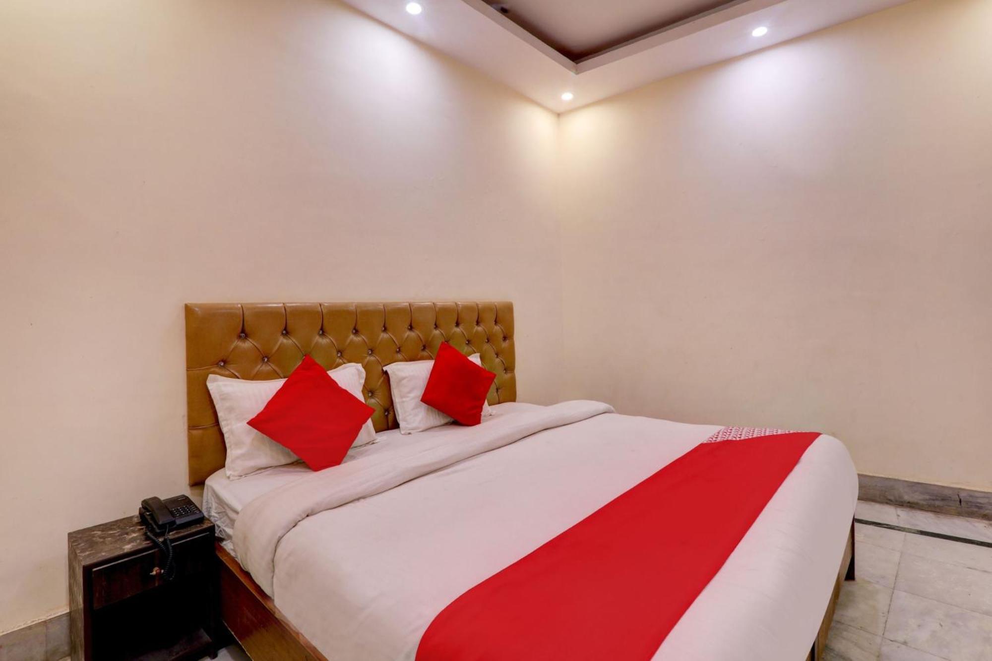 O Moon Palace Near Sahara Ganj Mall Hotel