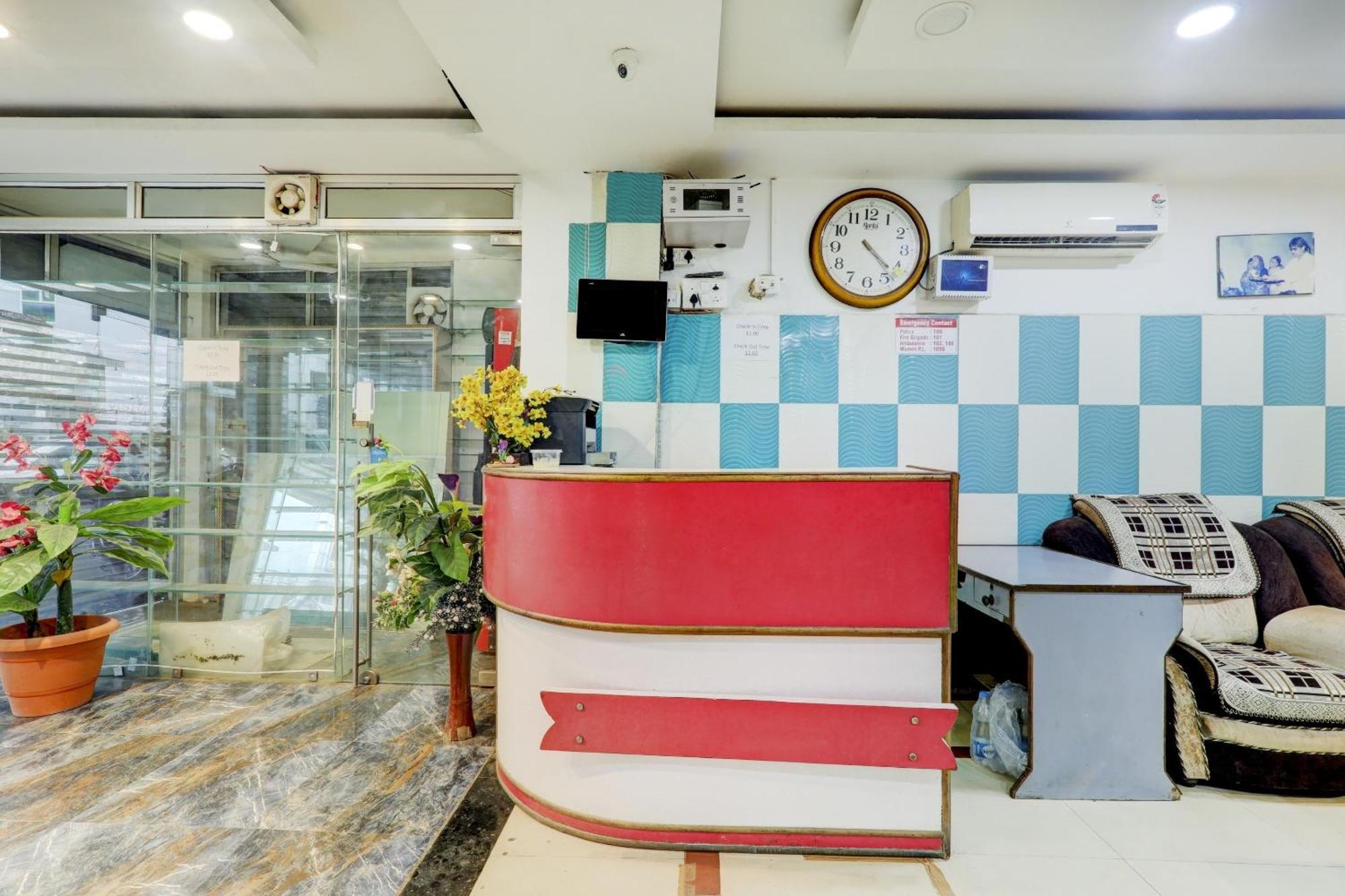 O Moon Palace Near Sahara Ganj Mall Hotel 3*